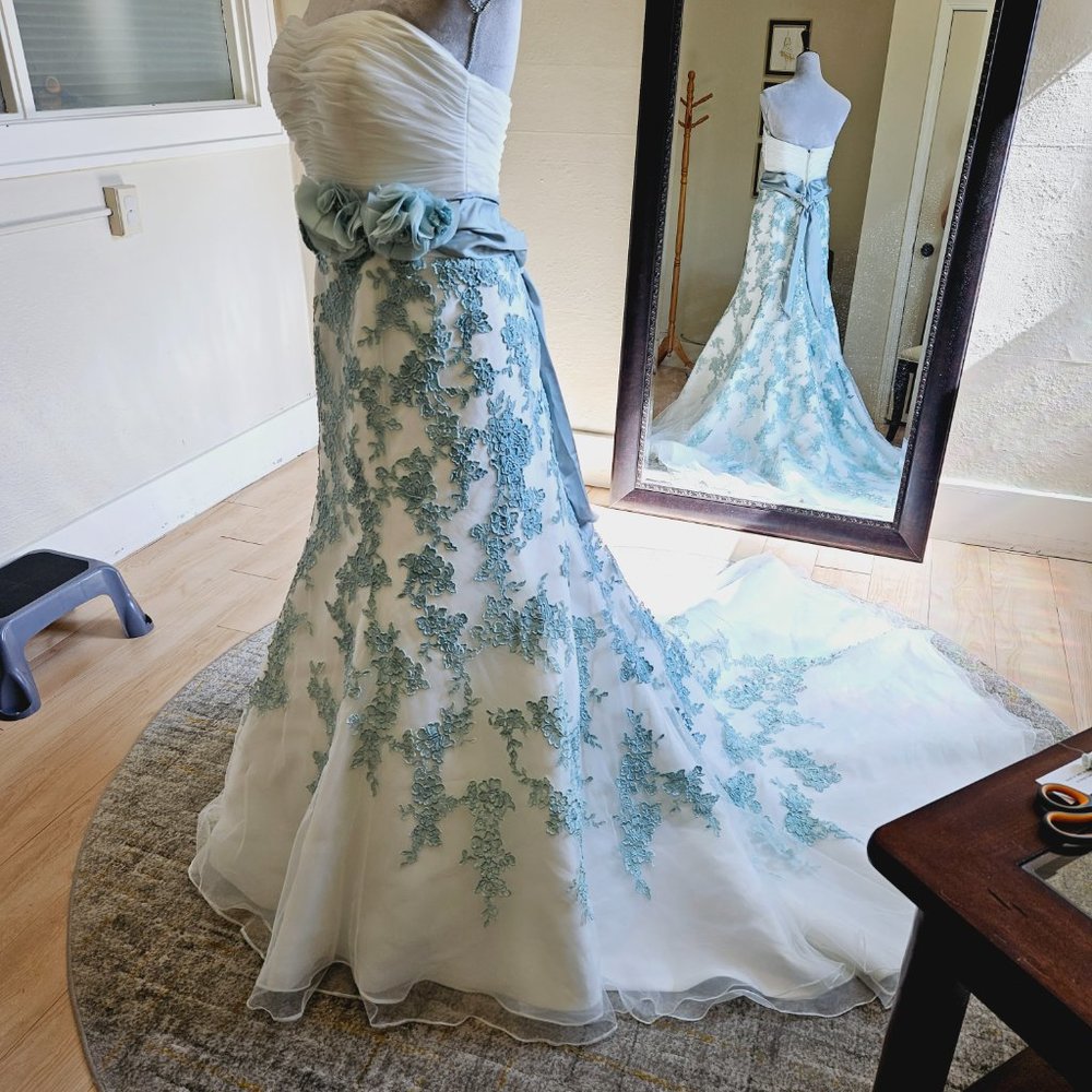 SIZE 6 ivory Allure Bridals HAND DYED wedding gown in Moss Green on ivory - Picture 5 of 11